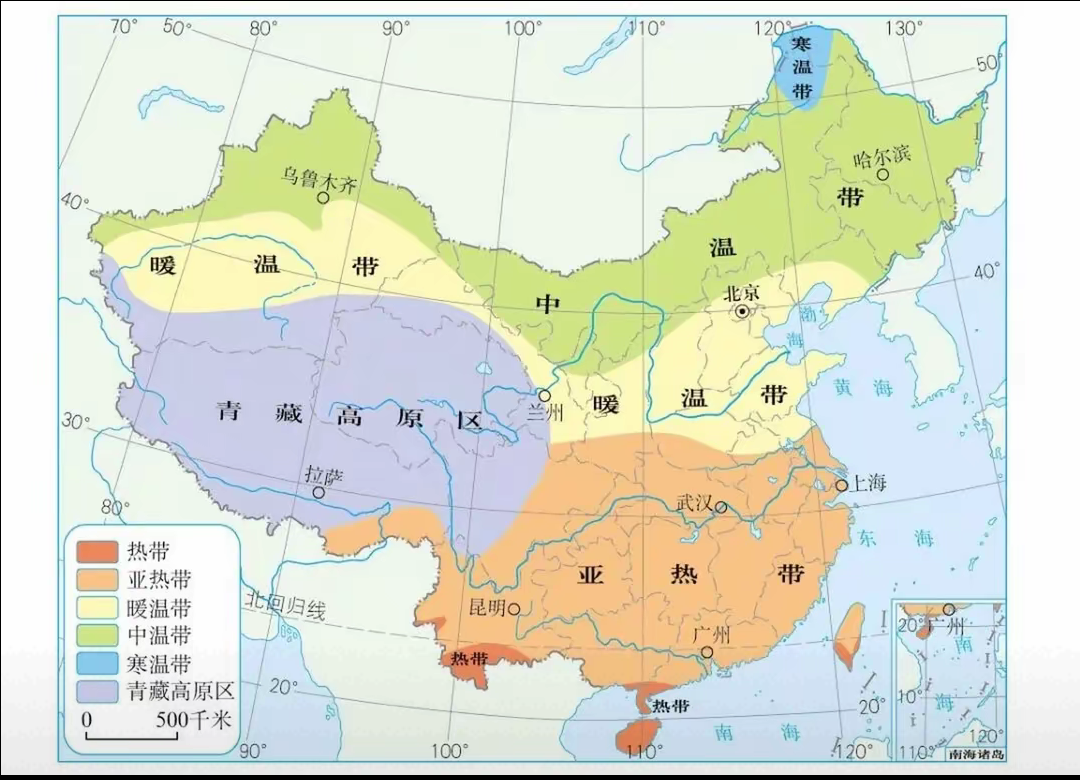 在新疆,有三条高大的山脉横卧在这片广袤无垠的大地上,自北向南分别是