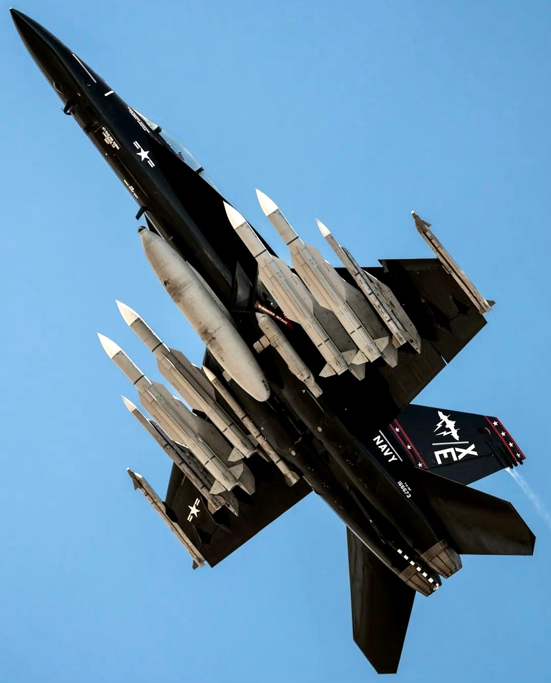 9中队的vandy 1全黑f/a-18f战斗机挂载四枚aim