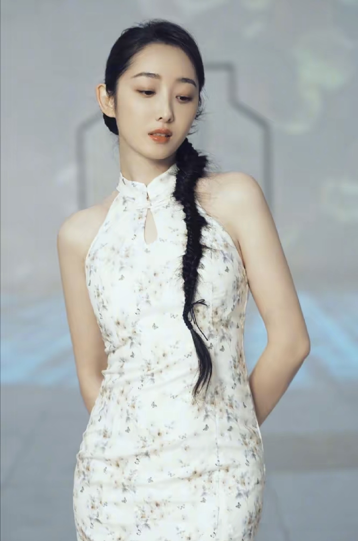 蒋梦婕的一组这些年美照,一身旗袍麻花辫,身材婀娜多姿,气质拉满  不