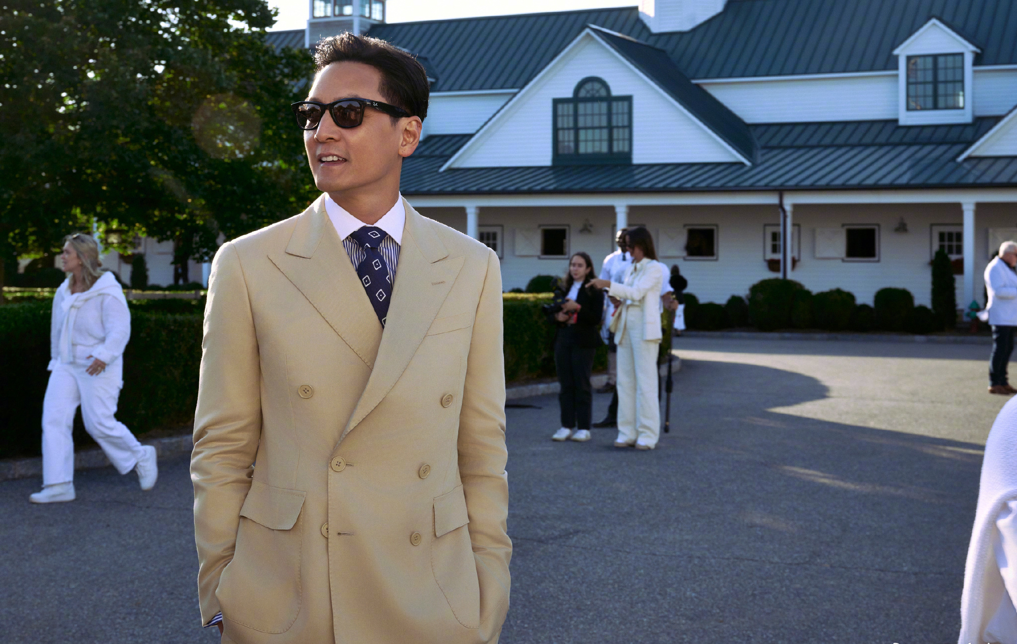 左邊的照片是在吴彦祖,舒淇,冯德伦三個人宣傳電影《美少年》時拍的