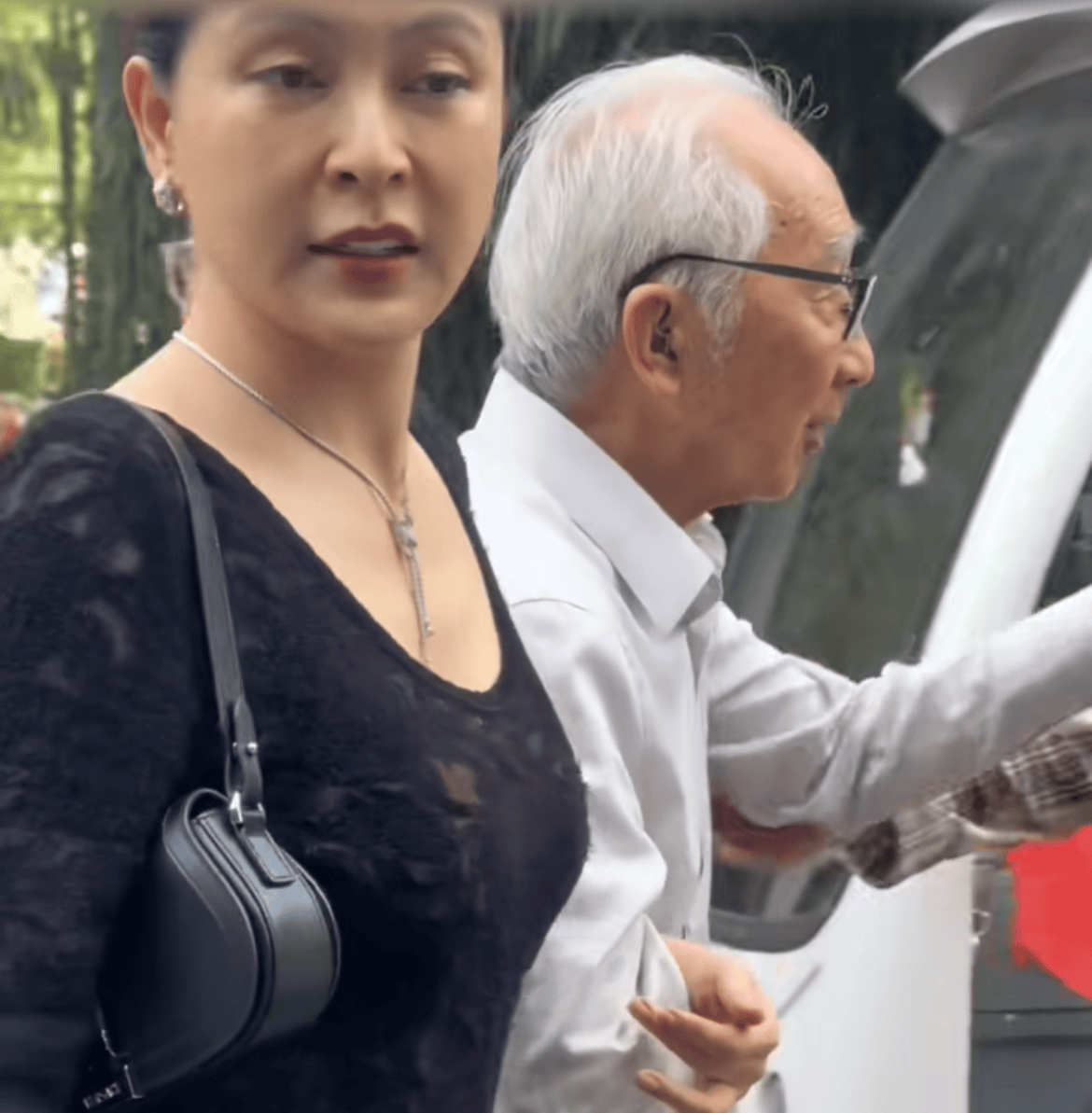 相差44岁仍般配,满头白发不需要搀扶 !