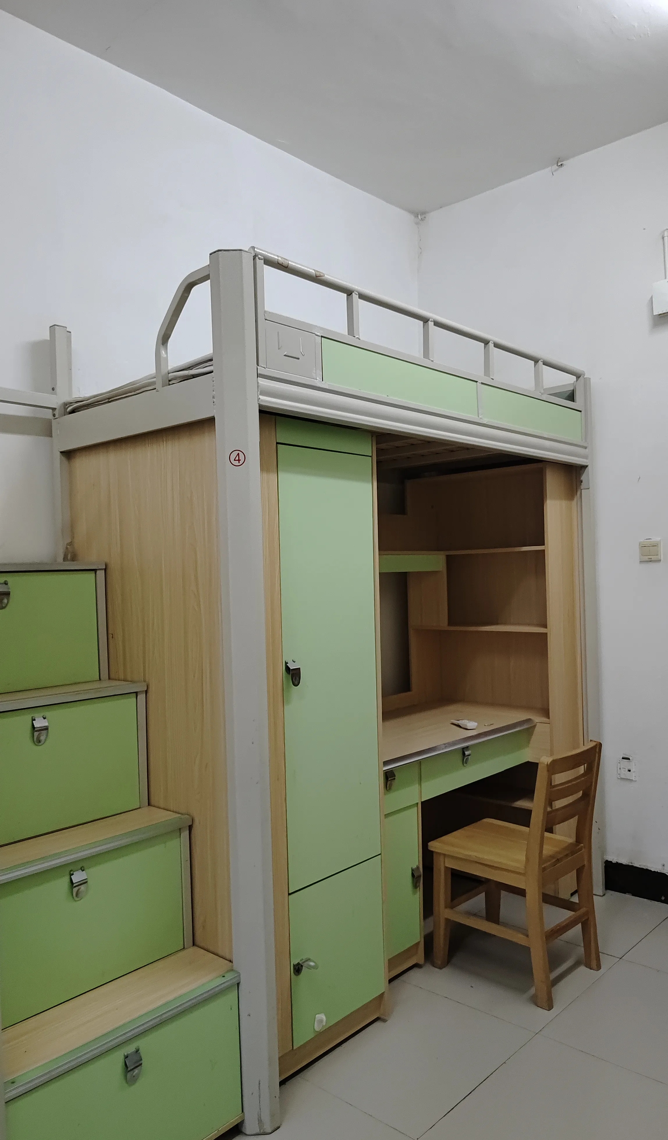 昨天,送儿子开学,第一个到宿舍,儿子竟然趁同学们还没到,做了一件那样