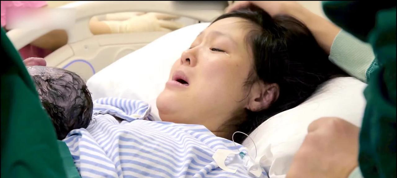 一产妇分娩时疼痛难忍,忍不住哭泣,丈夫却责备其失态并要求安静