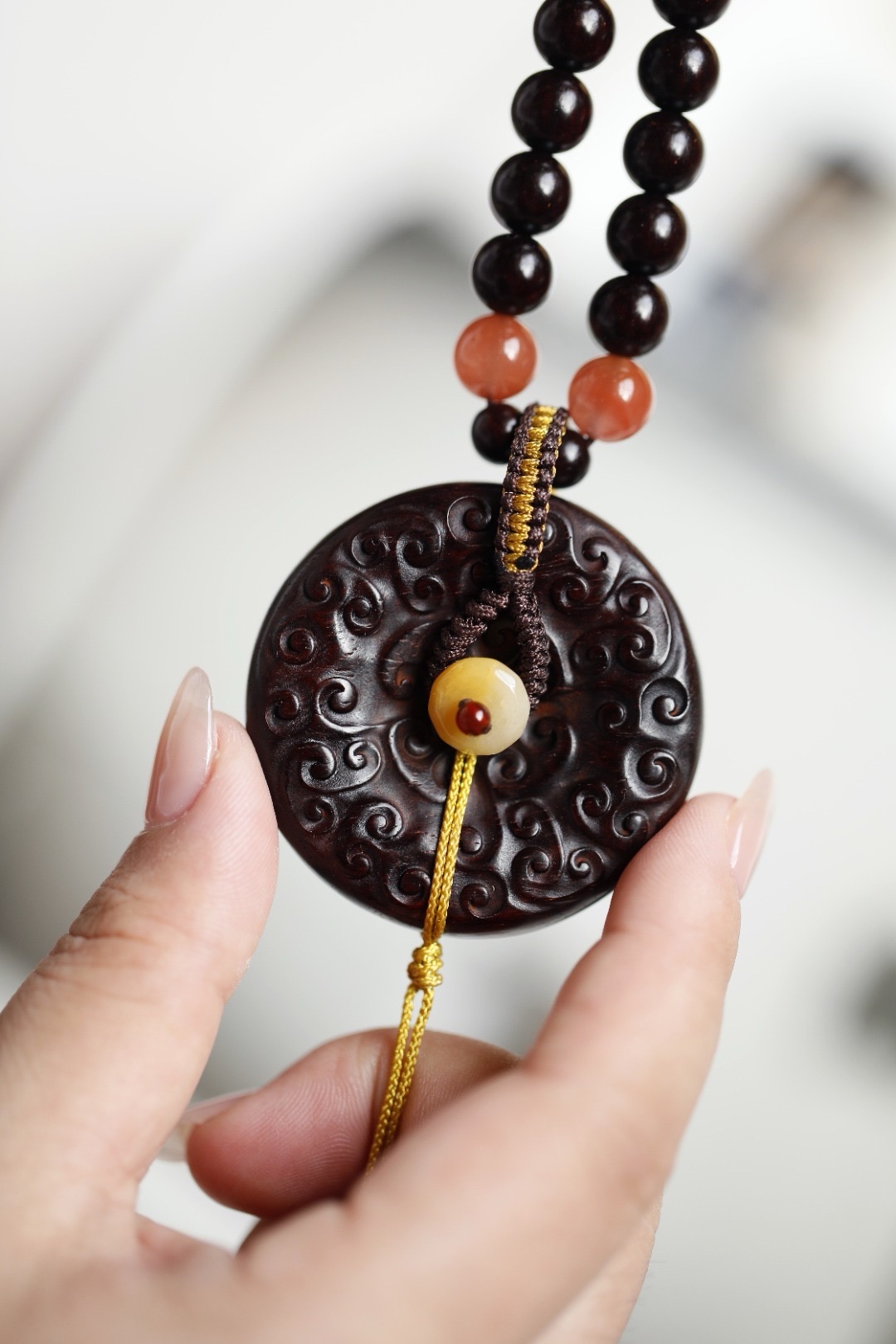 平安扣吊坠挂脖颈间,个性十足, 与各色衣饰百搭,小配饰展大光彩