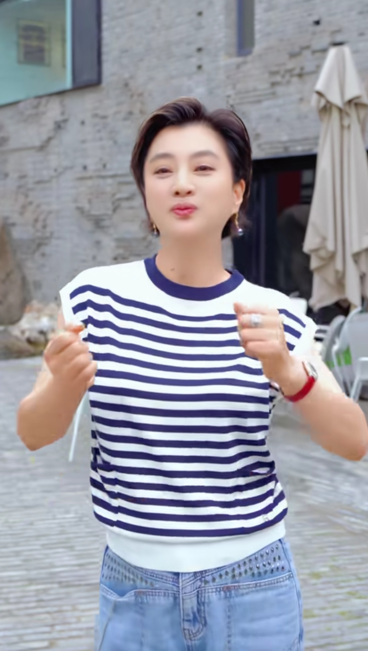 李玲玉六十一岁了,就这身材和颜值,真的不像六十一岁,五十一岁也能说