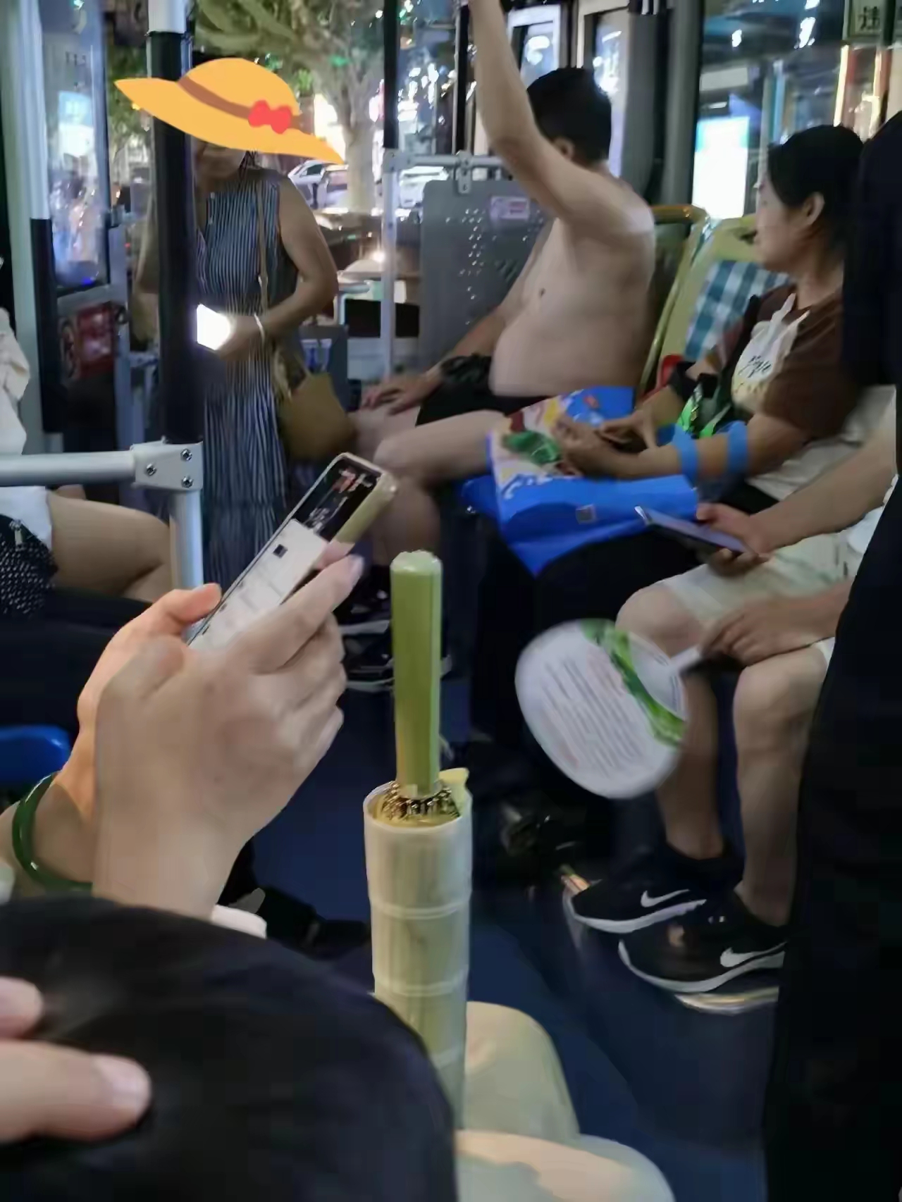 公交车上惊现一赤裸上身的大哥一身白花花