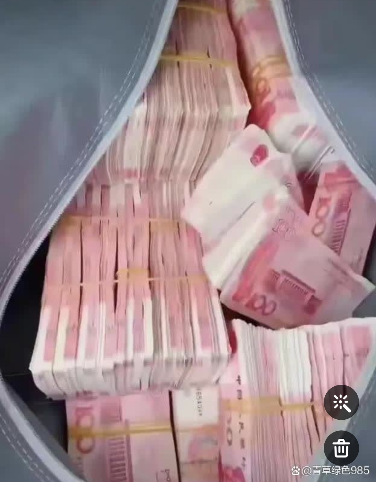 在繁忙的工地上,一位农民工大哥偶然间捡到了一麻袋现金,总计六十万