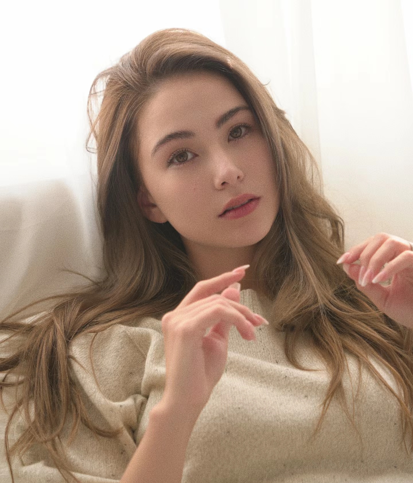 昆凌今日晒照,并表示自己在深圳,照片上的她身穿一袭白衣,秀发披肩