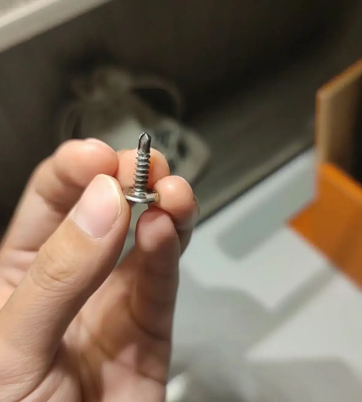这人放钢钉的位置也太巧了吧刚好放在我车轮的前