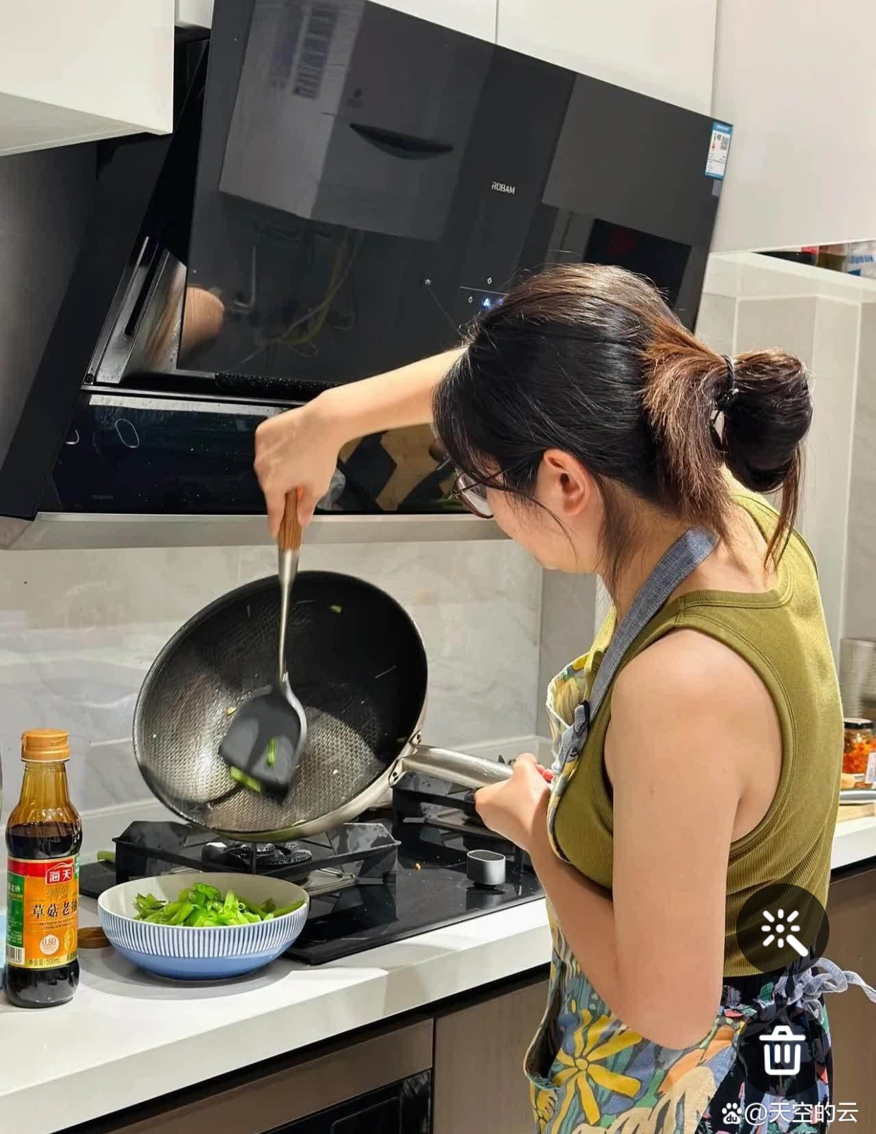 这大热天我在厨房忙得团团转儿子儿媳却下班就进房间