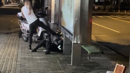上海街头男女酒后撒野,暴力殴打女代驾