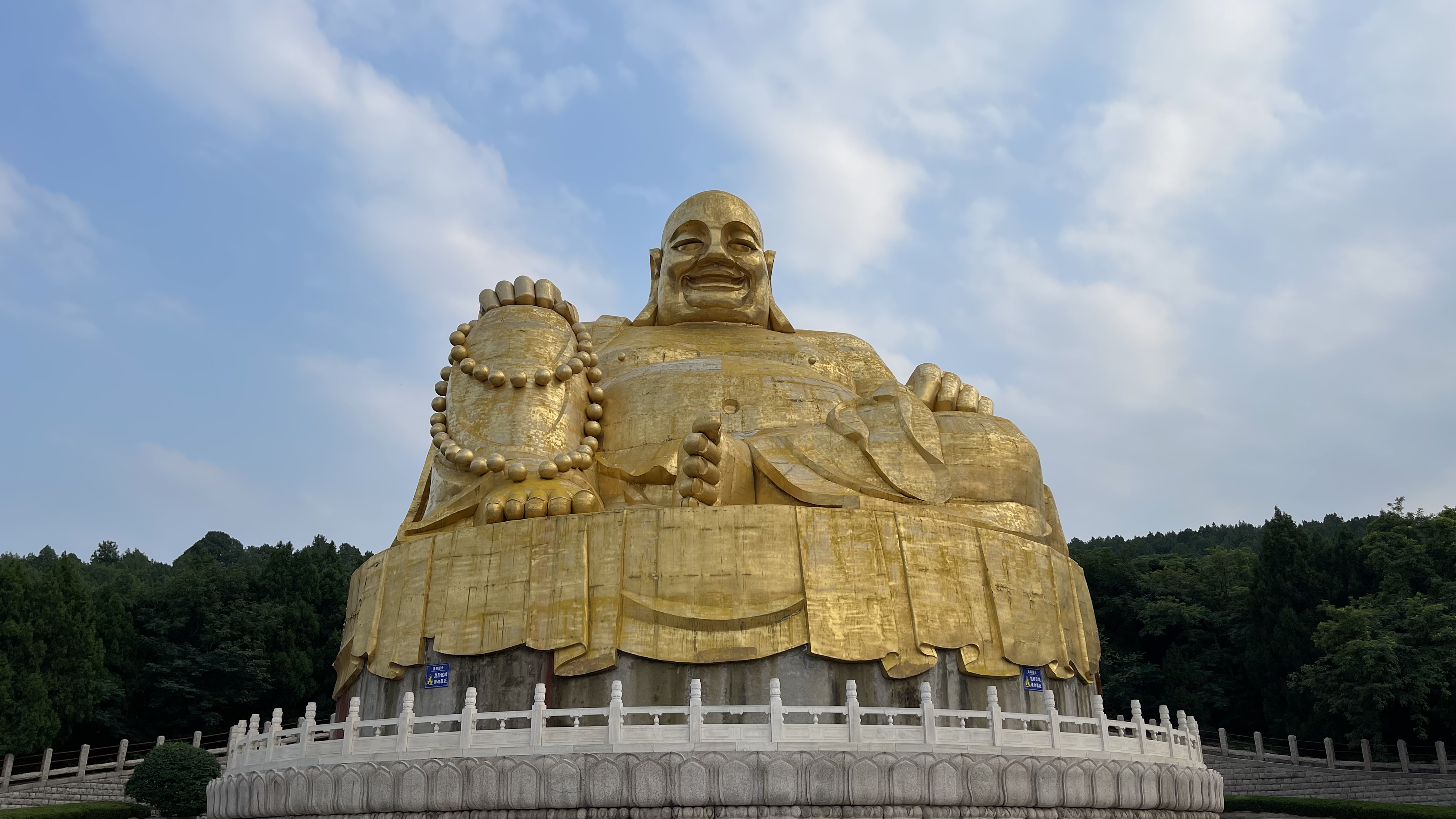 送你两张金佛的壁纸,祝你天天开心