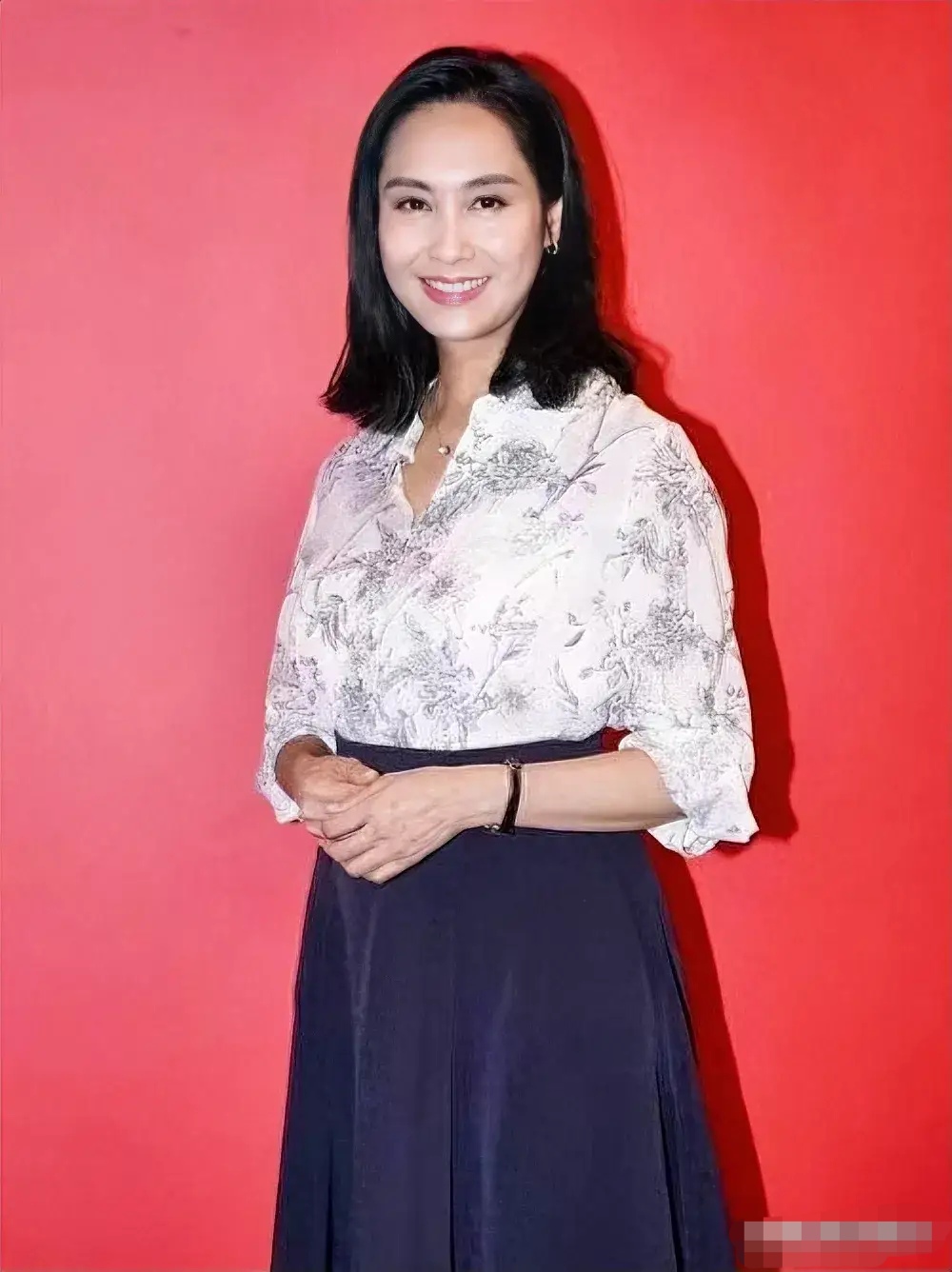 曾经的大美女朱茵,彻底沦为大妈,发福臃肿明显,虽然穿了亮色衣服,依然