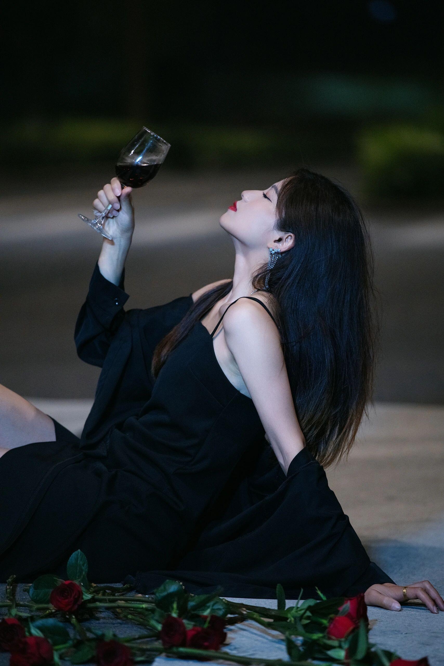 当他半夜给你发信息:"今晚来一起喝酒吗?"你最好保持警觉