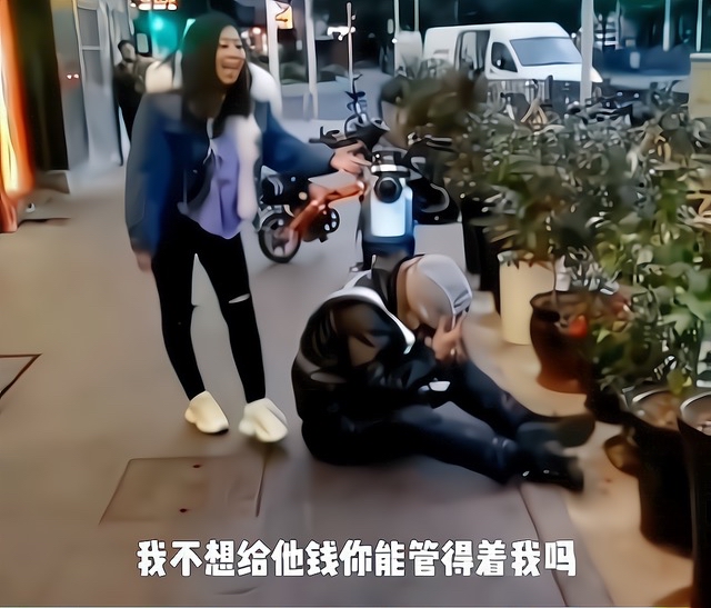 上海街头男女酒后撒野,暴力殴打女代驾