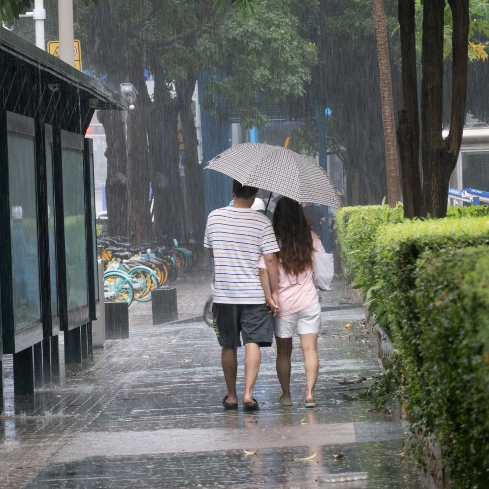 下雨了才知道谁会给你送伞,遇事了才知道谁对你真心