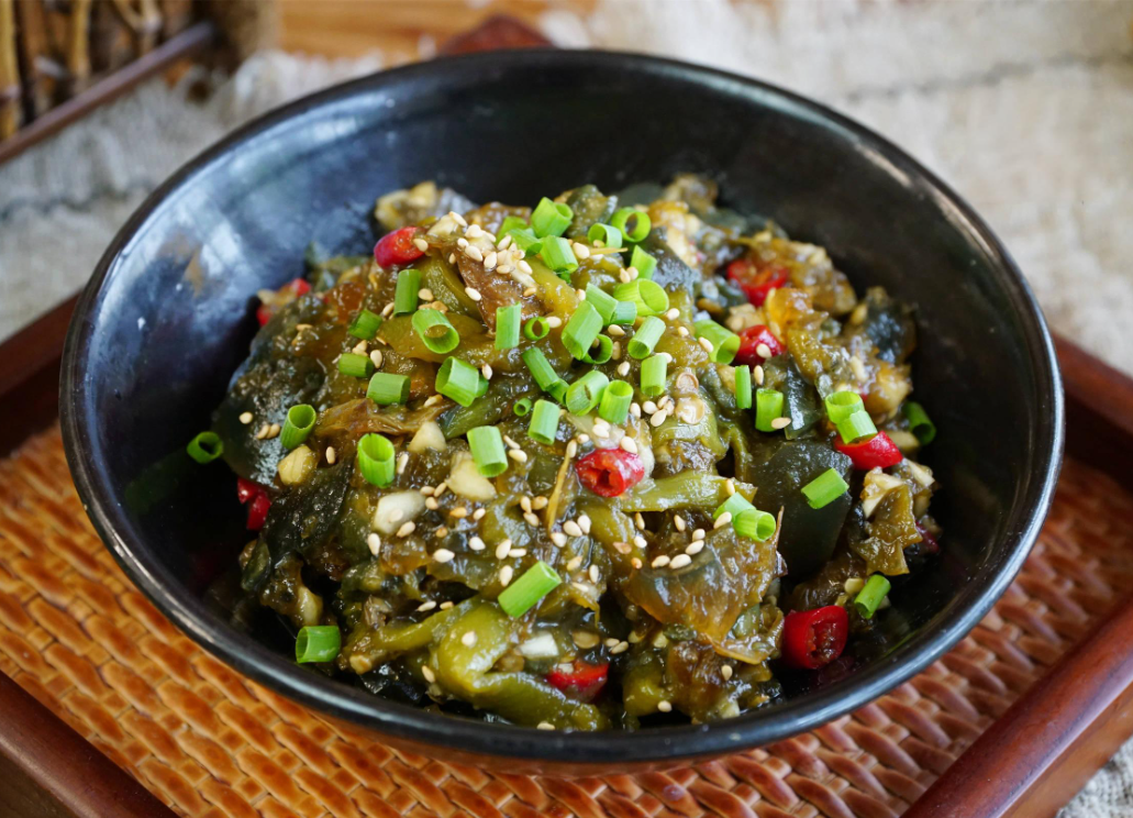 成为了无数食客的心头好,它就是擂辣椒皮蛋,一道让人欲罢不能的湘菜