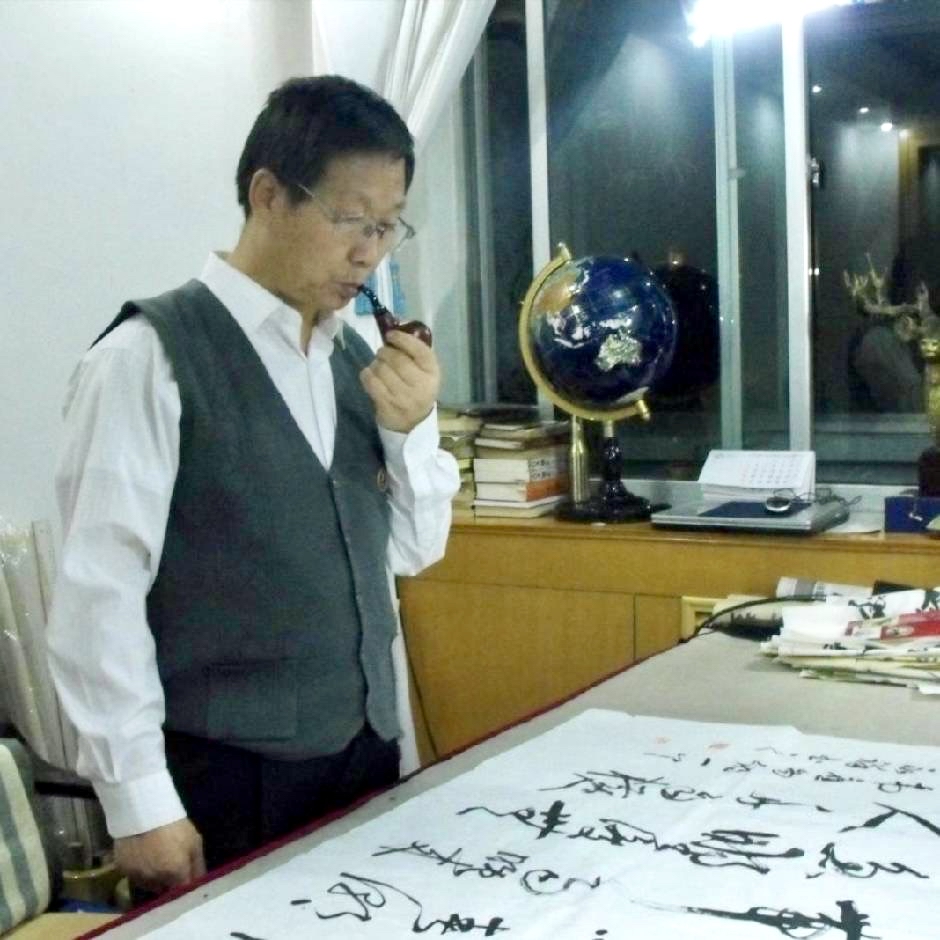 张永祥先生在书法的学习和实践中,早年研习颜楷魏碑,后至二王,草书