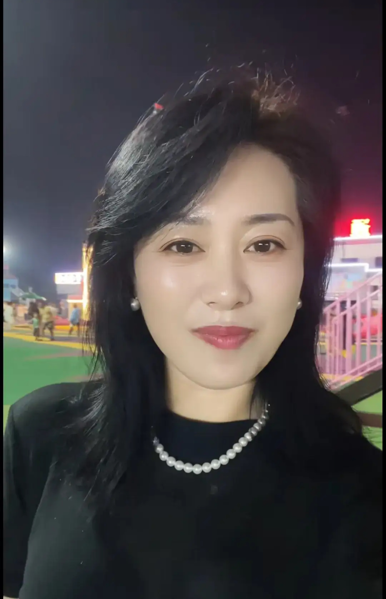 我老婆才56岁,她的生活状态是这样的: 1,每天都要打扫房间,拖地擦家具