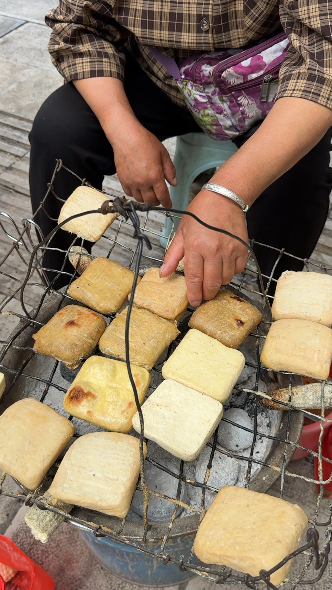 贵州路边特色美食烤豆腐2元1块加上辣椒面味道不错
