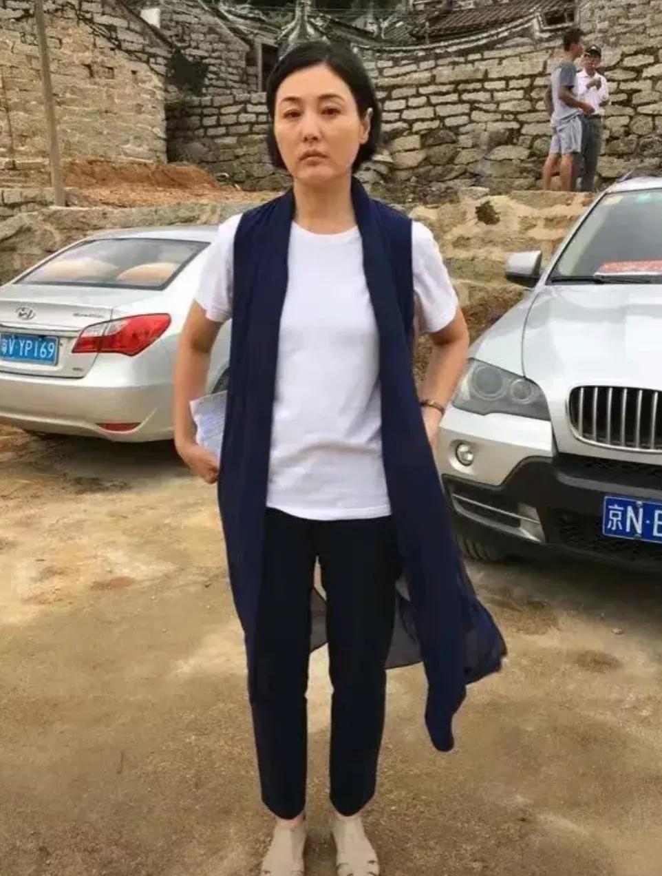 她是一个知名演员,她曾经也做过主持人, "男人婆"是她的代名词