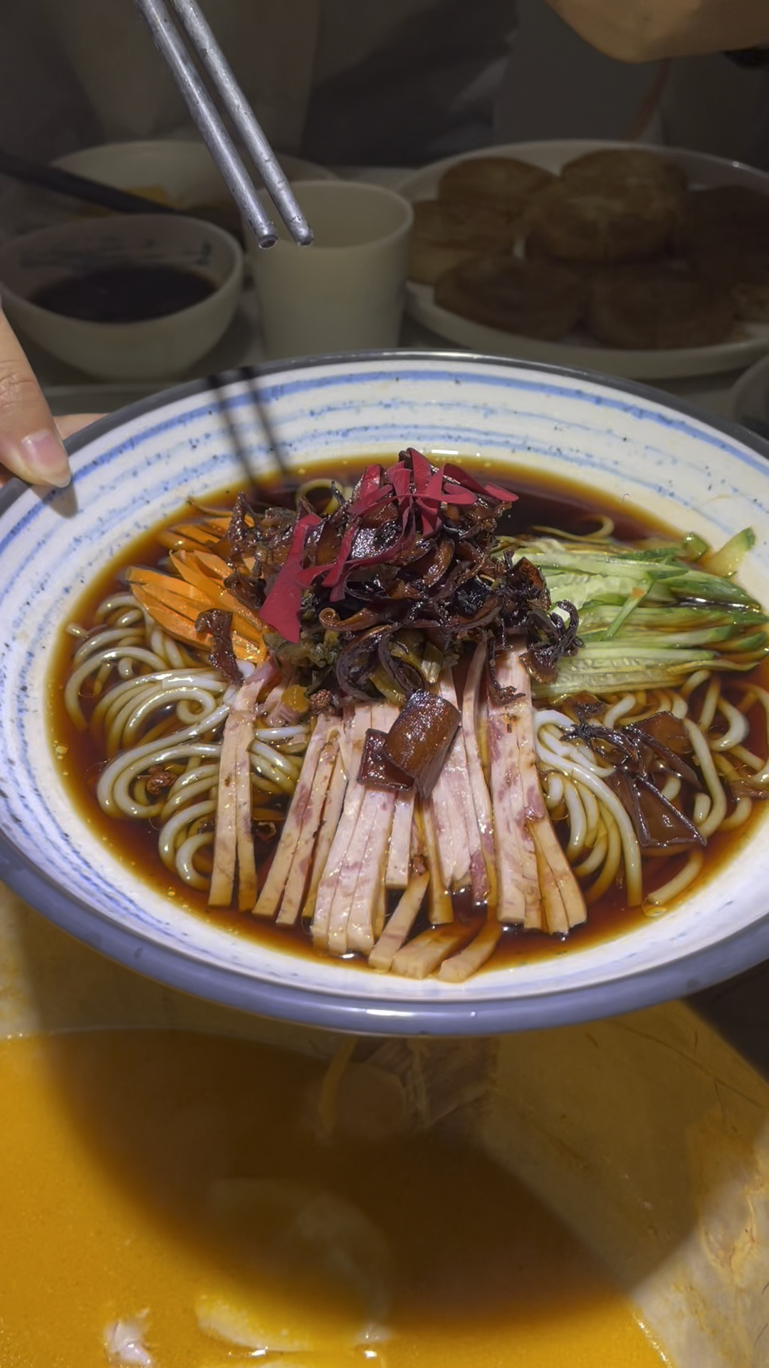 云南的特色凉面,麻辣爽口,酸甜美味,还有好几种蔬菜,太好吃了