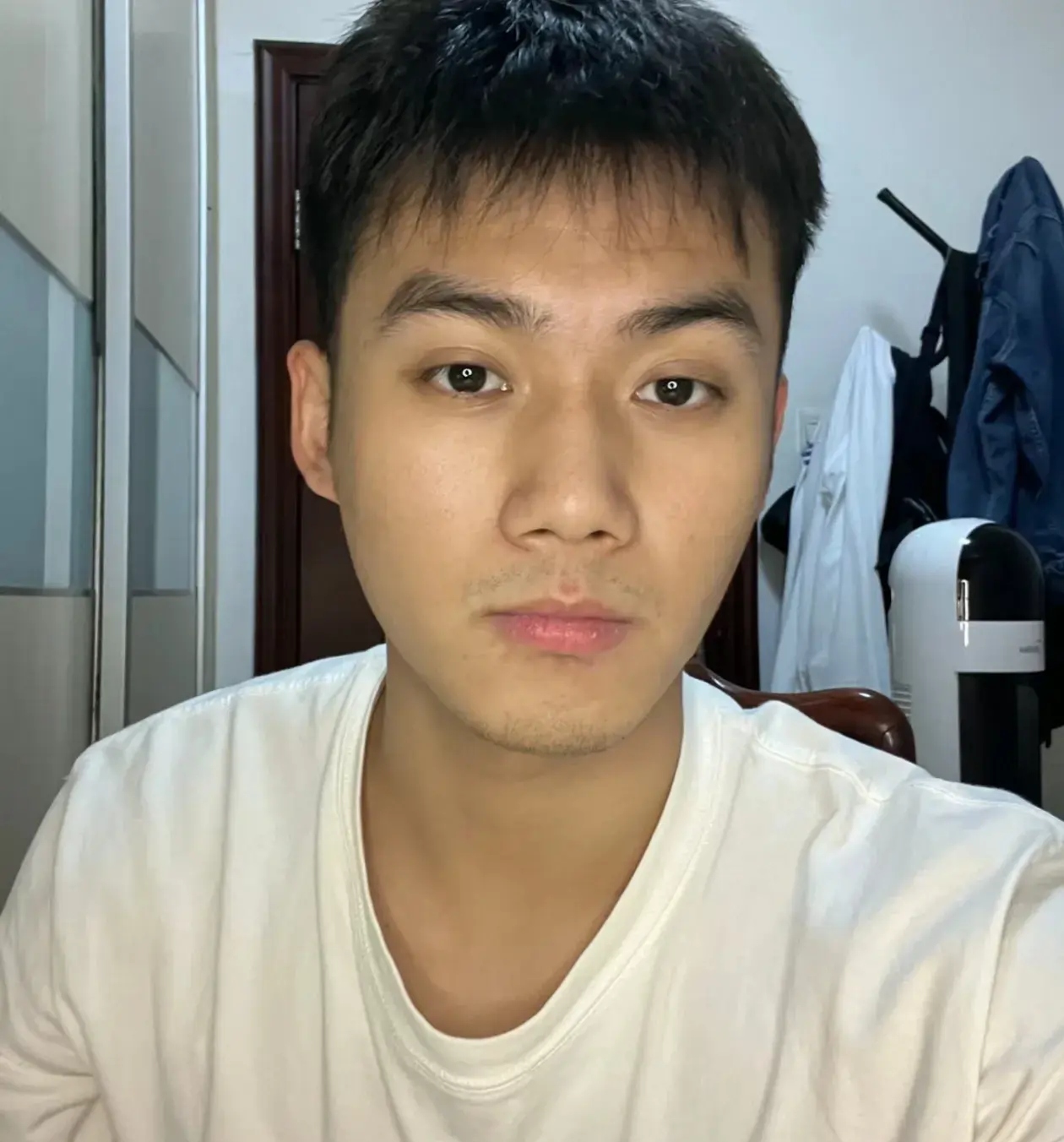 真人素颜正面照男方圆脸男生二十六男生自拍照多张年轻帅哥脸色很虚的