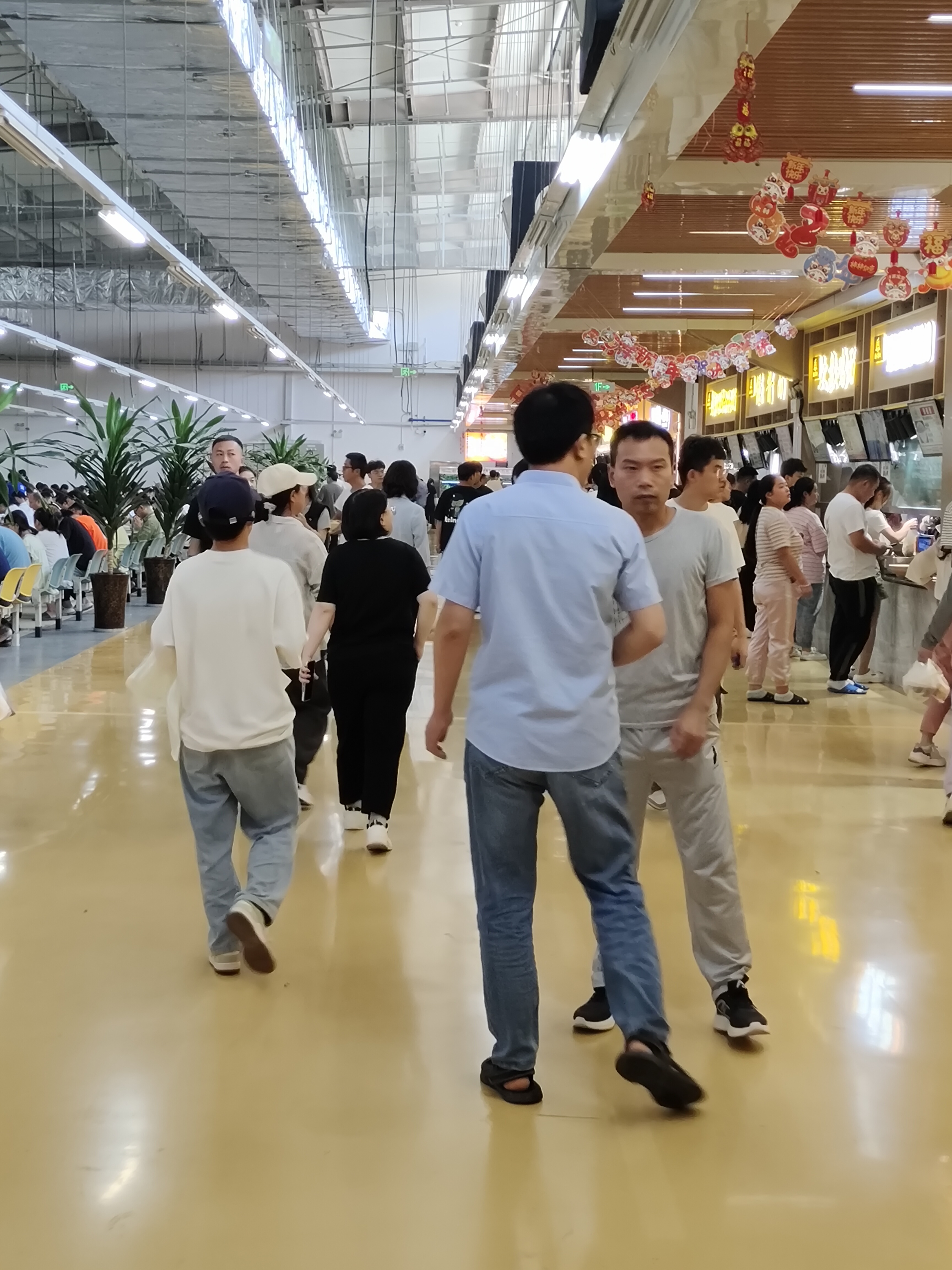 郑州富士康餐厅现状,这是其中之一的一个餐厅.我们看到种类非常多