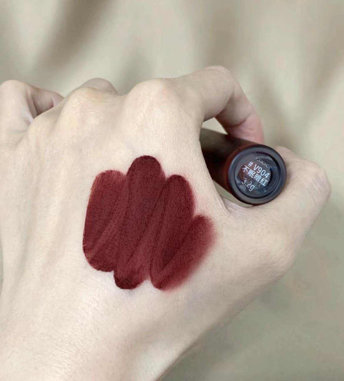 omg一款复古浓郁暗红口红,超适合黄黑皮,冬季搭配大衣简直绝了