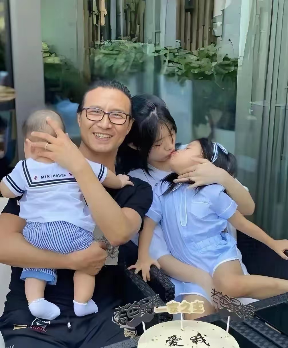 二女儿:汪璟怡,12岁,母亲康作如 3. 三女儿:醒醒,9岁,母亲章子怡 4.