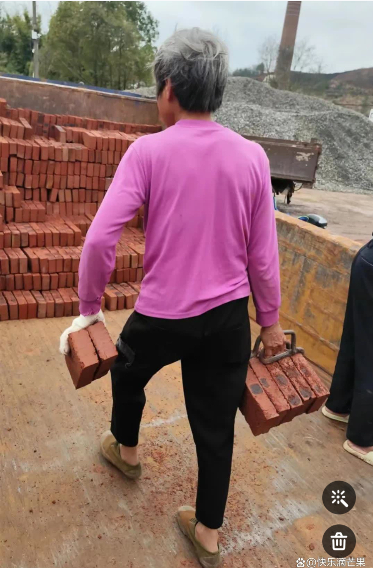 得知儿媳产下龙凤胎的喜讯,我虽在外地打工无法亲自