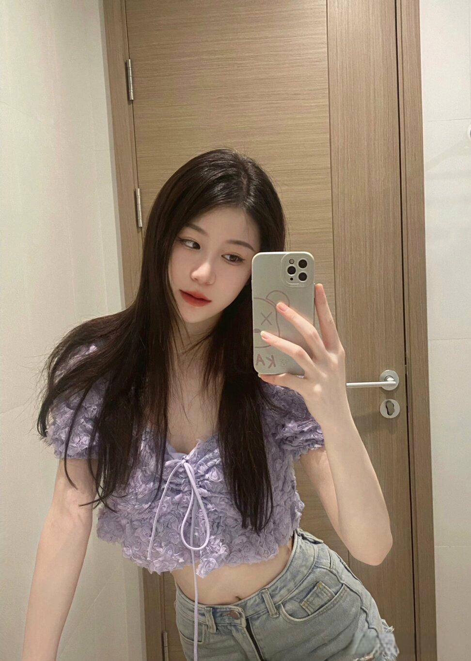 爱自拍的牛仔热裤美女.#养眼美女# #性感好身材