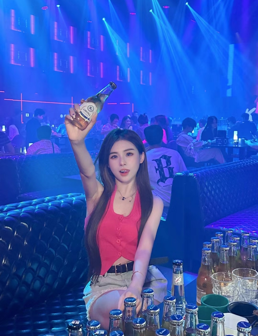 接下来我来告诉你这家酒吧是如何把生意做火的,我的一位学员这由于