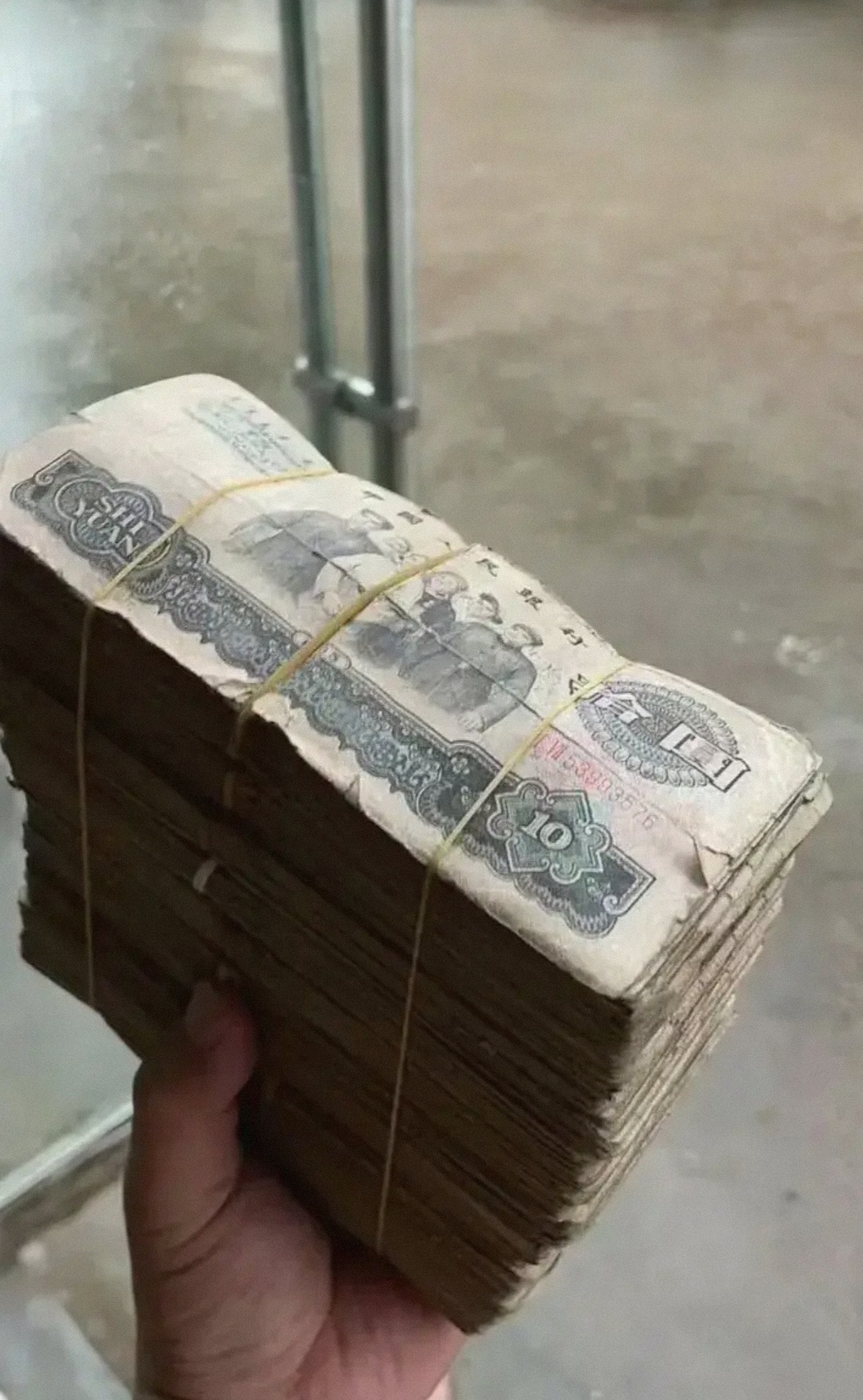 父亲当时把这1w随手放进自己工厂仓库, 时间长,忘记了