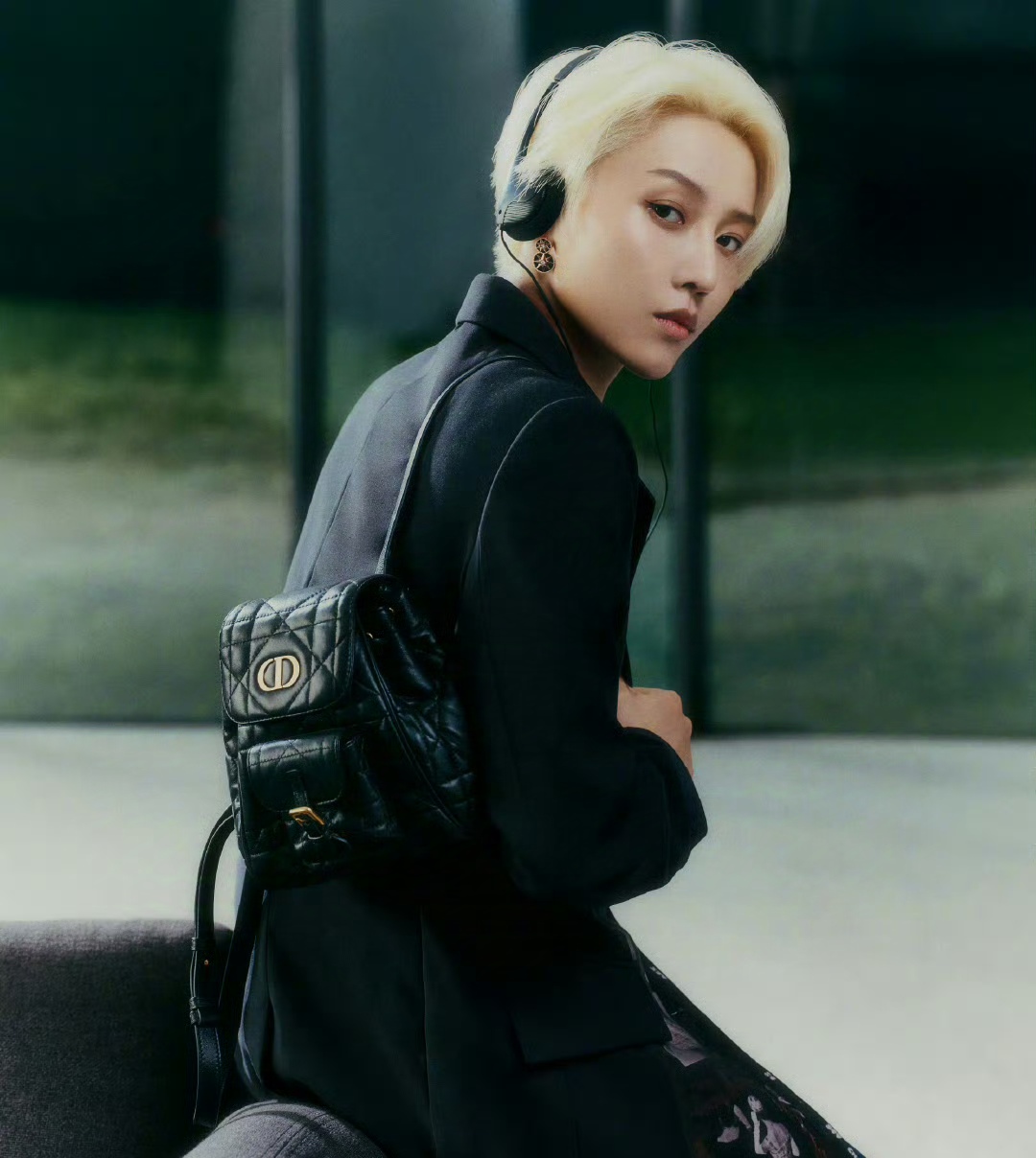 dior拍的刘雨昕最新大片,一袭黑色裤装高级感十足,跟包包很配,时尚