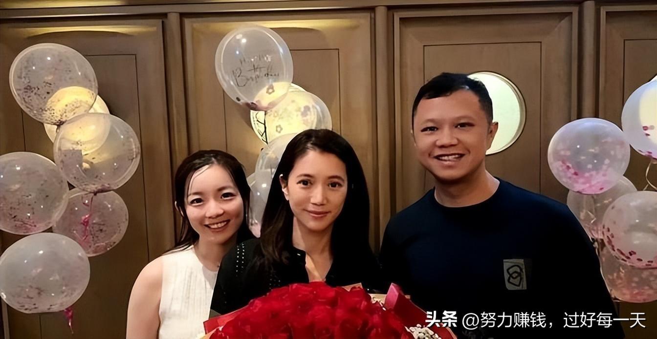 袁咏仪53岁生日,老公张智霖和好友为她庆生,幸福满溢!