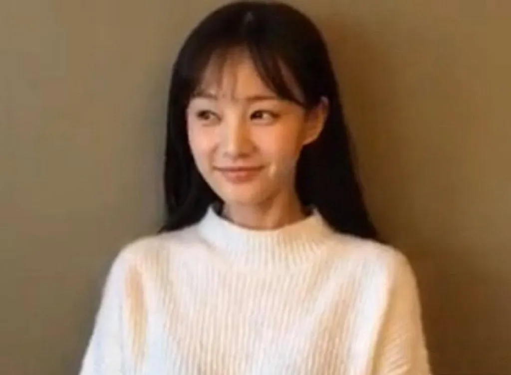 李一桐刚出道时候的样子好清纯,像是一位刚从校园走出来的高中生,整体