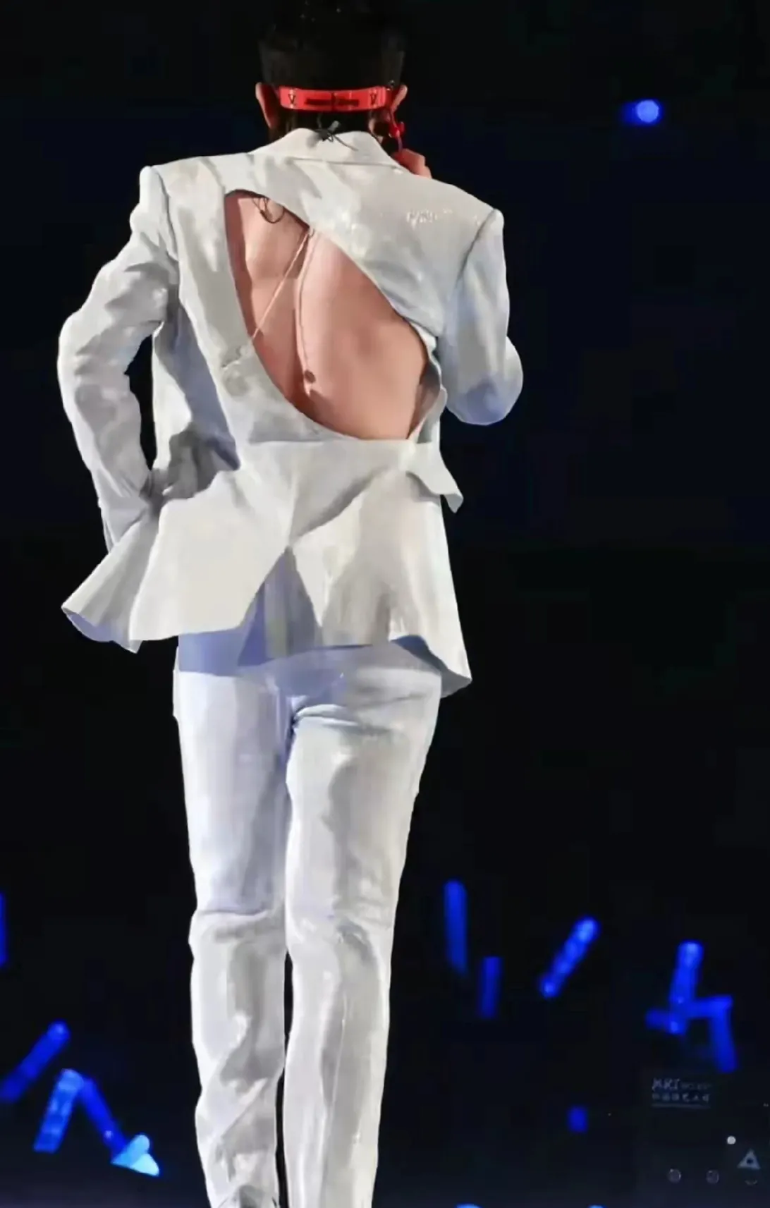 我有一种感觉,张杰怎么打扮都不洋气,都有点城乡结合部的土气