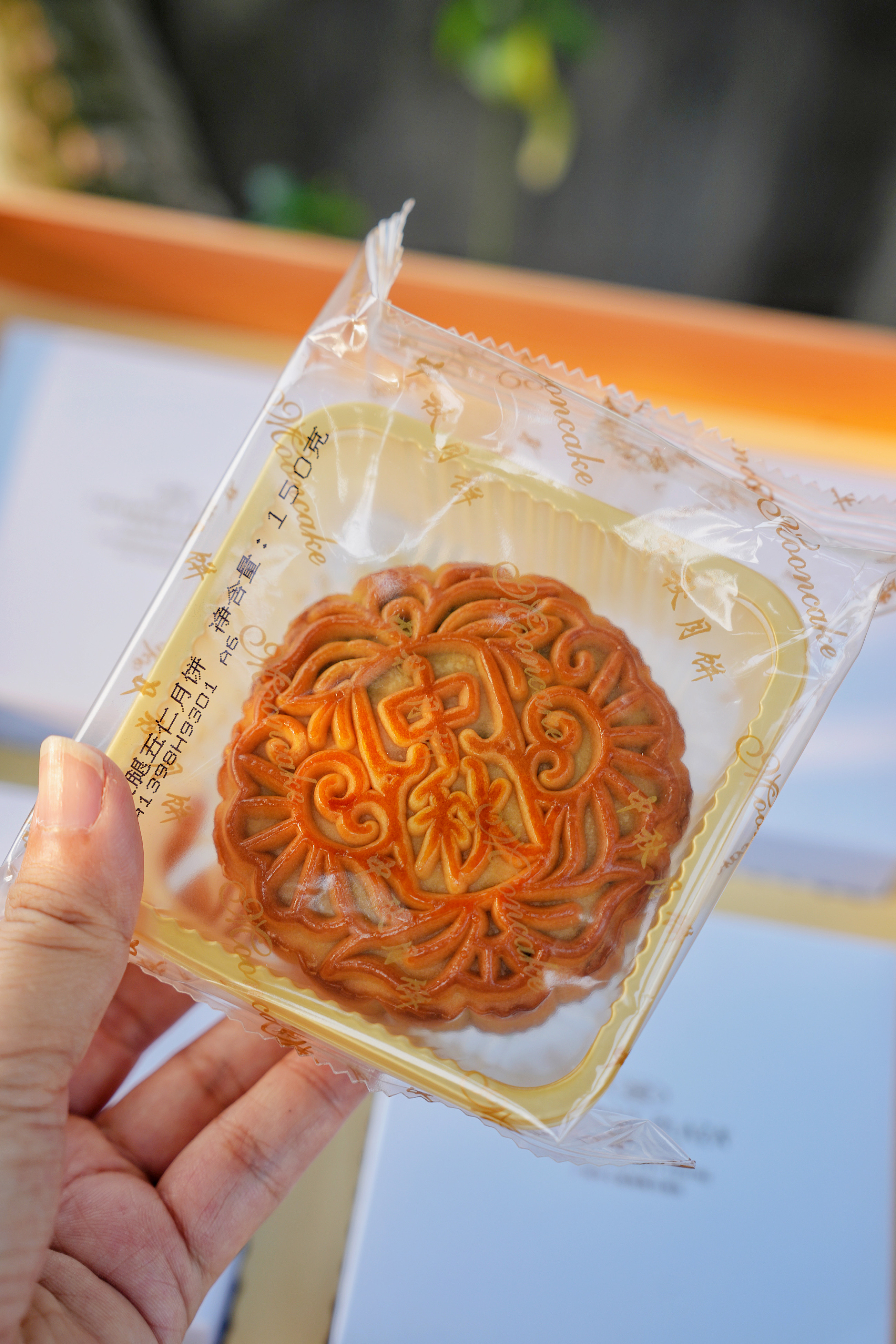 来自广州中心皇冠假日酒店的"火腿五仁"月饼,盒子就很金桂飘香feel