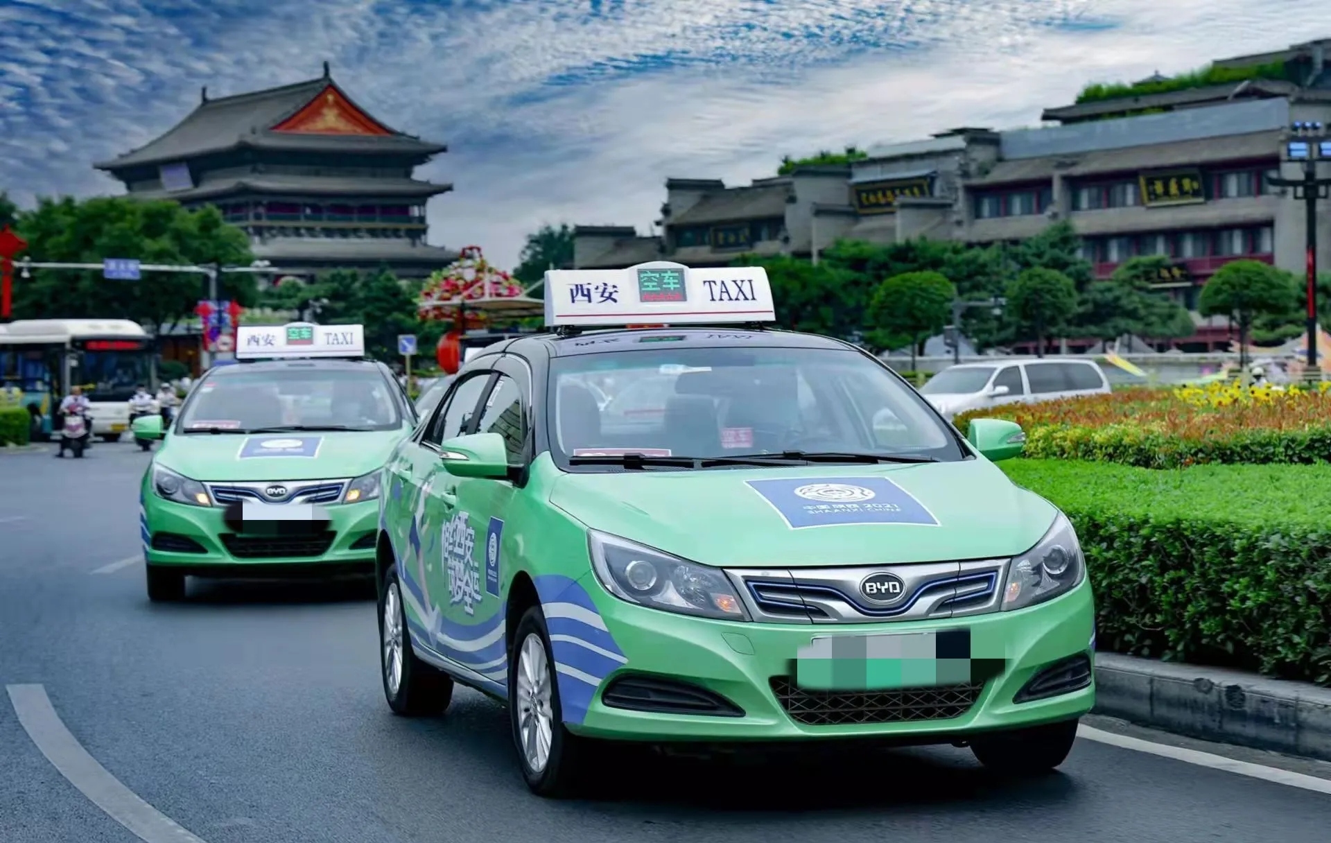 "陕西,男子是出租车司机,他因为太累突发疾病,他把车停在路边,打开双