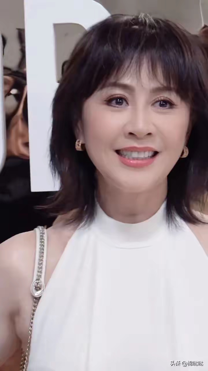 刘嘉玲姐姐一剪复古中碎发,瞬间穿越回八十年代的璀璨风华,减龄效果