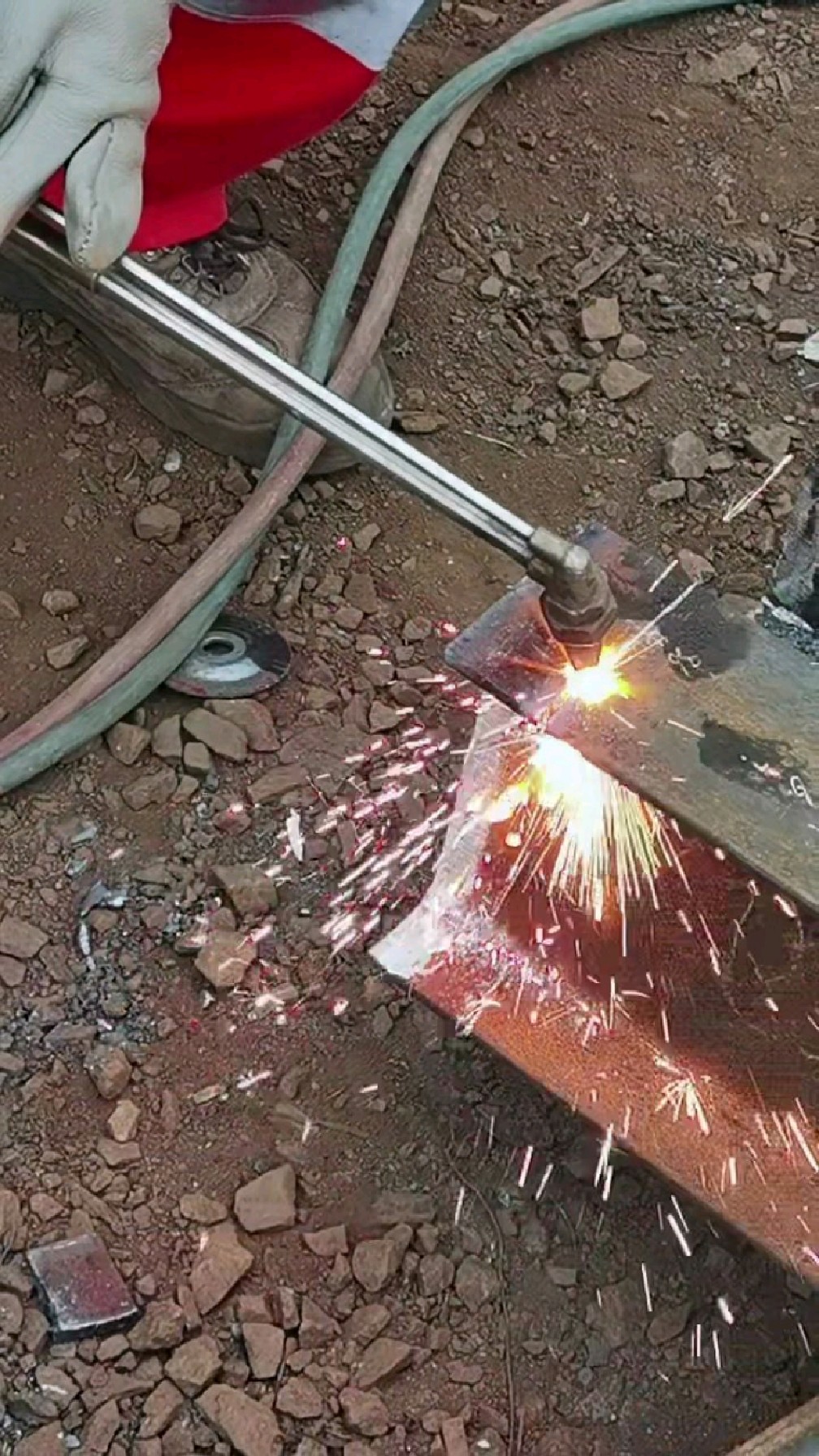 气焊钢结构火焰切割,师傅技术不错,手稳!