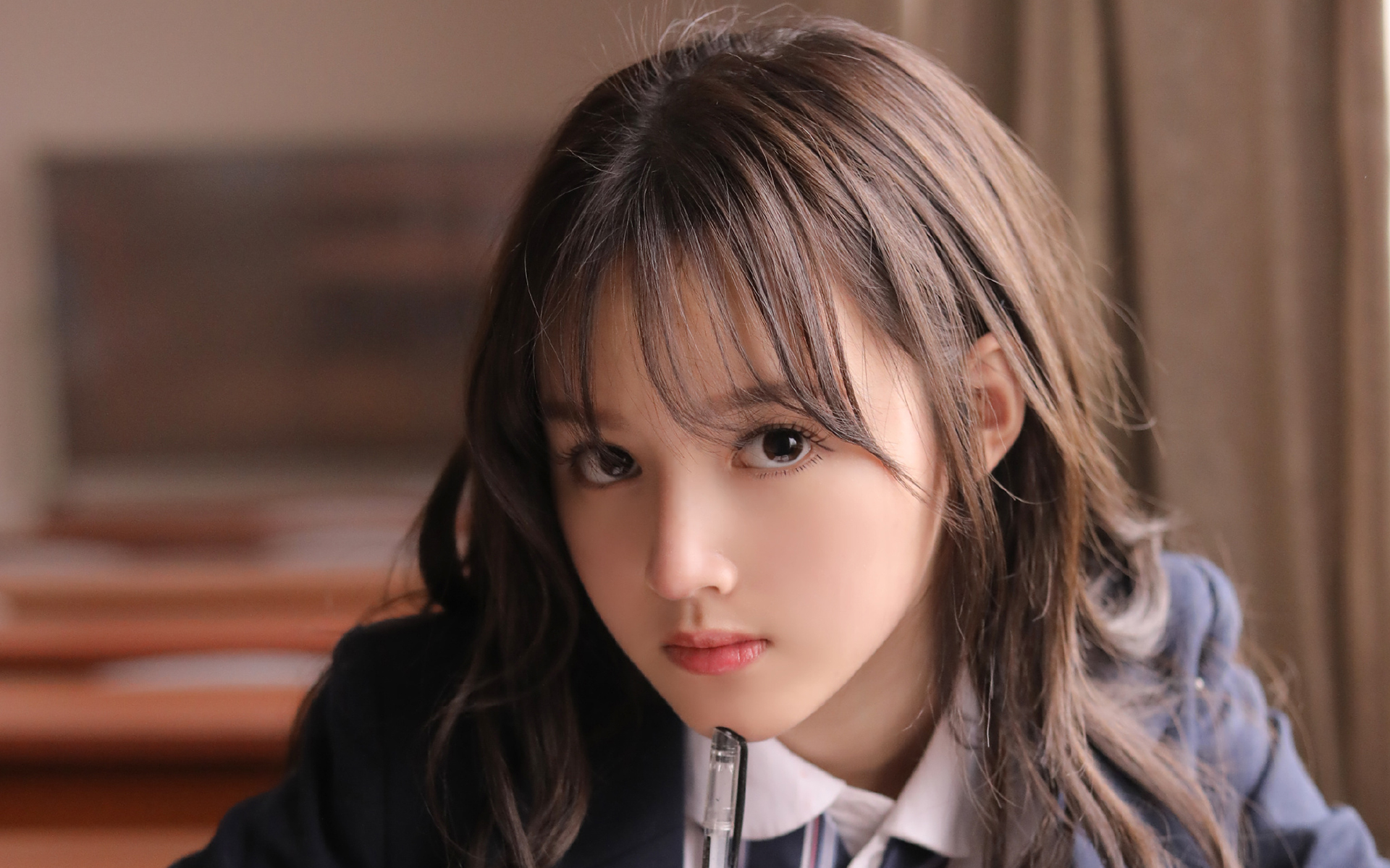 我初中同学,虽然家是农村的,但是明眸皓齿肤白貌美