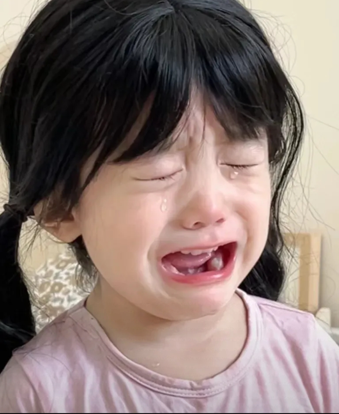 13岁女儿跟妈妈说,夜里睡觉时总感觉有人压在她上