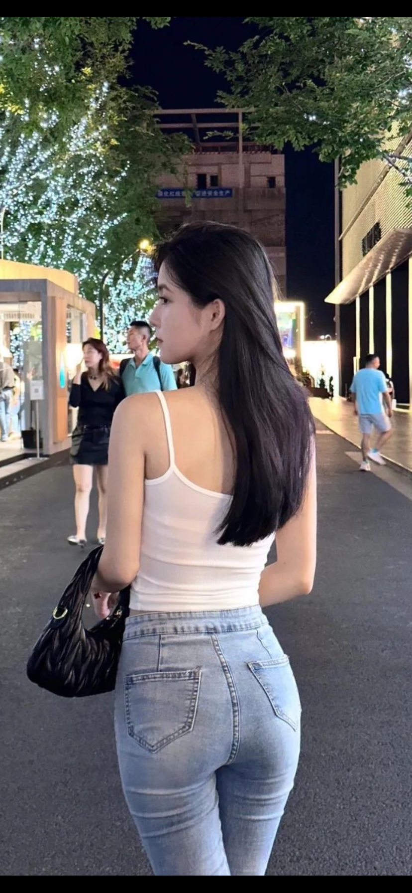 夜色下的小姐姐,牛仔裤搭配小吊带,好身材搭配无可挑剔颜值,真是一副
