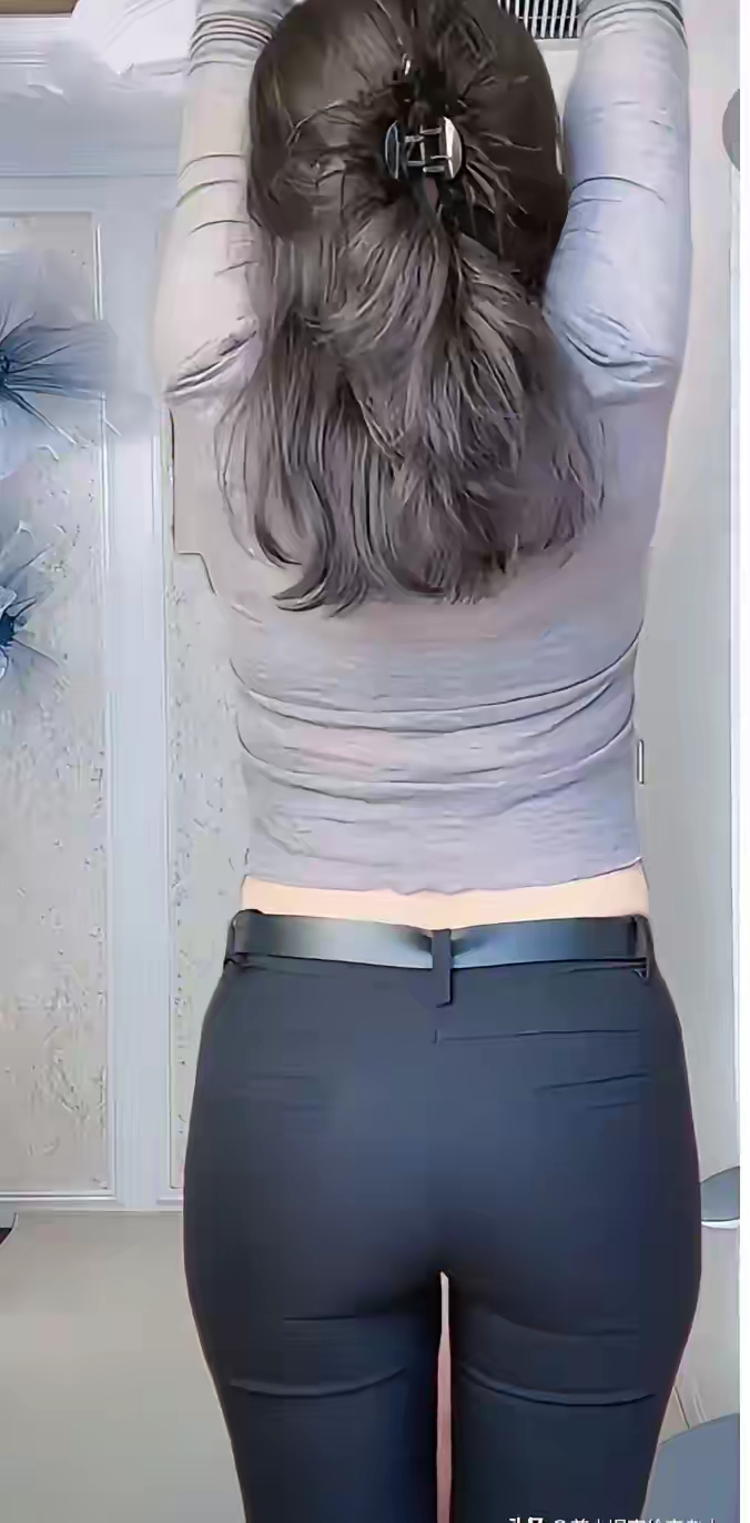 这女人,美得让人心跳加速,杨柳般的细腰,走起路来就像莲花般轻盈