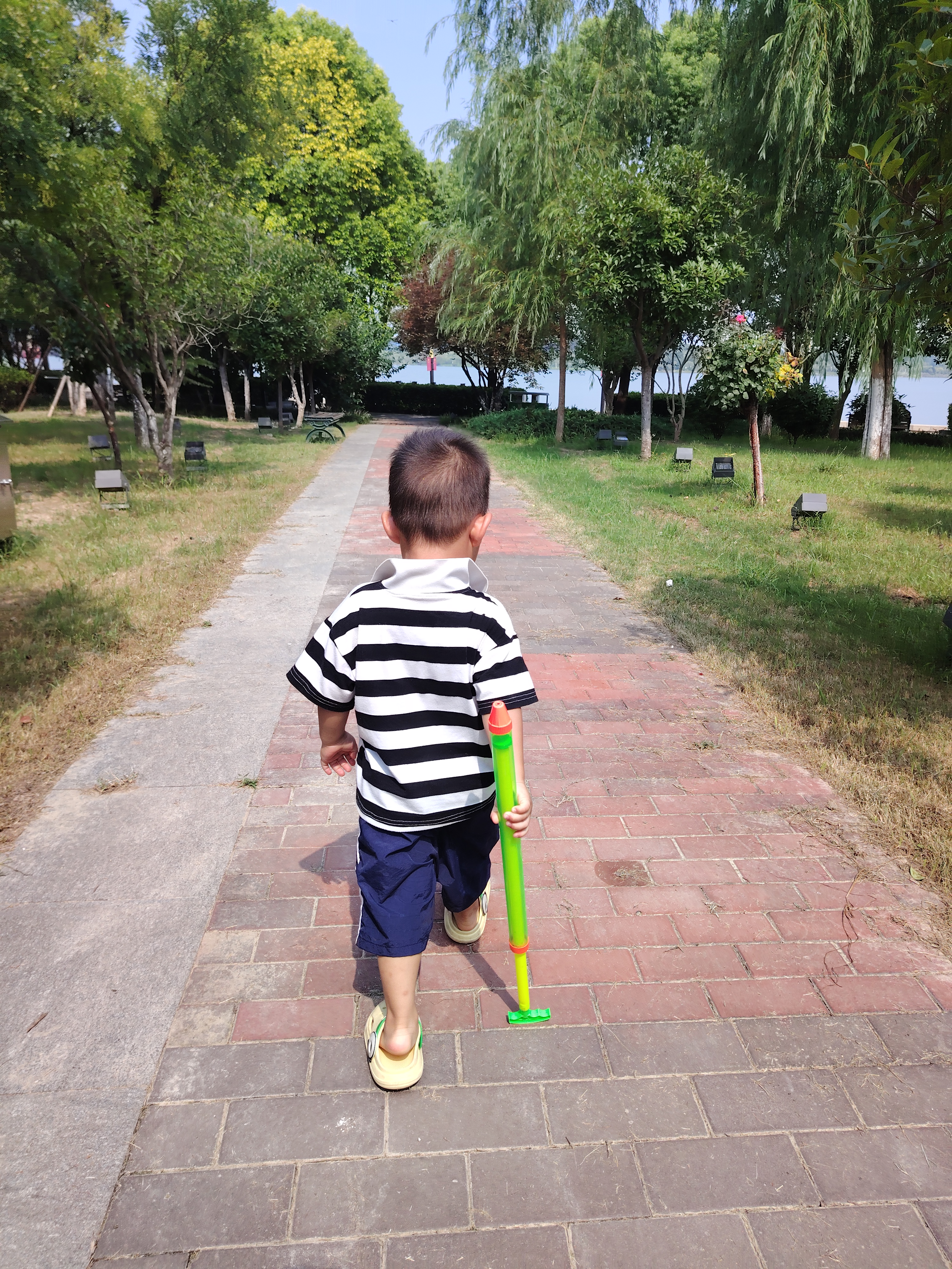 今天是属于父子俩的时光,经过一致决定,去湖边玩水