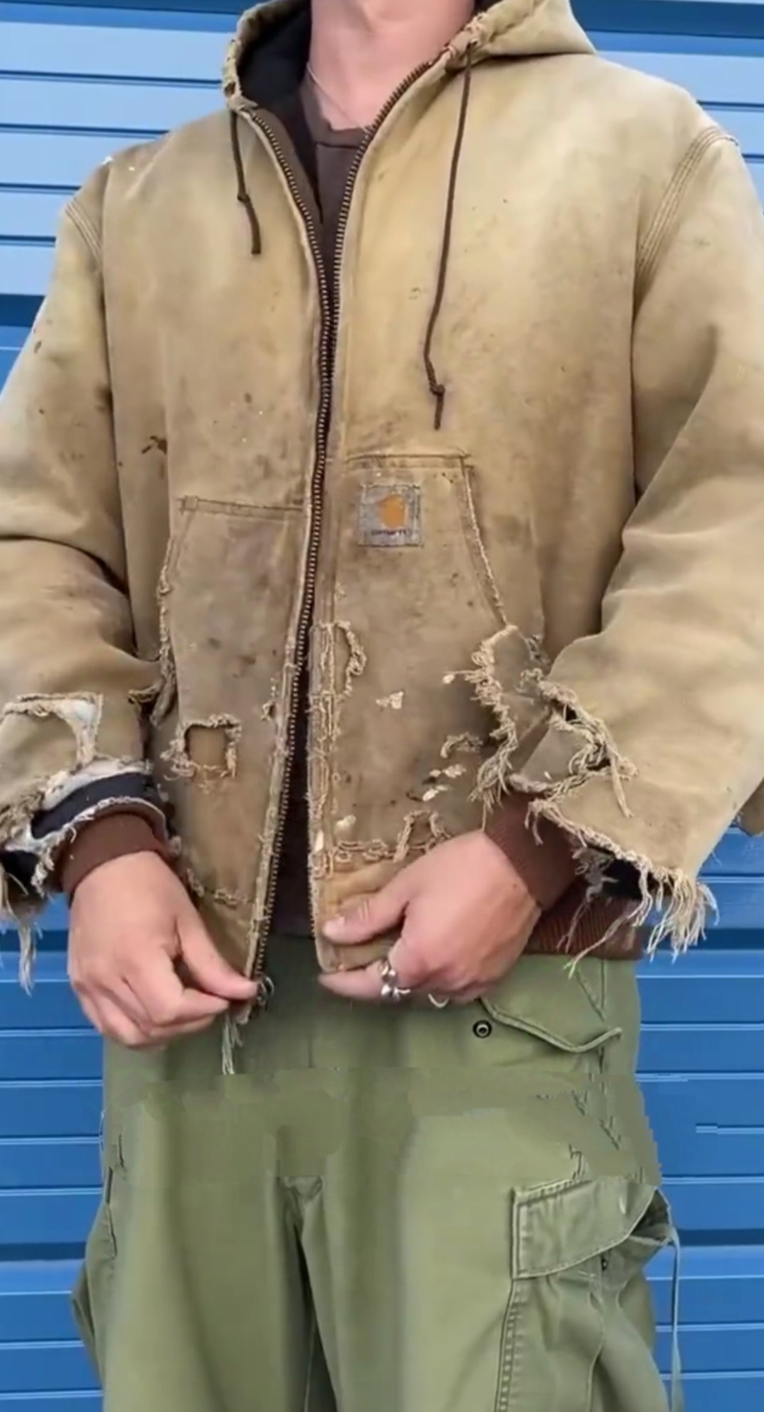 乞丐裤子图片穿的破烂衣服图片街头傻子衣着牛仔裤图片乞丐穿的破衣服