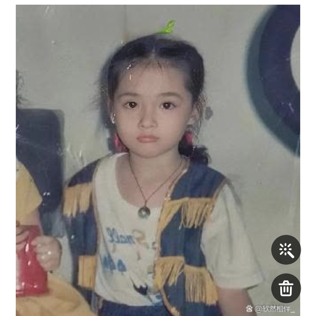 看这个小女孩,长大后竟然成了当红娱乐明星.