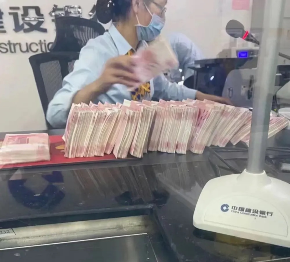 闺蜜的妈妈在银行存了65万,上周因意外去世了,我提醒闺蜜:"先不要向